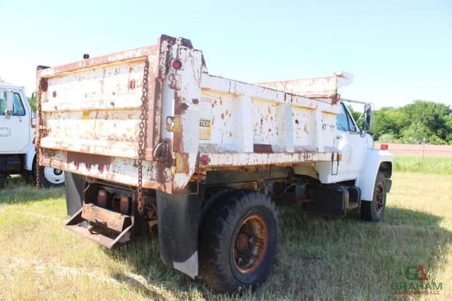 Image of Ford F-700 equipment image 2