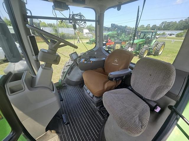 Image of John Deere 8235R equipment image 2