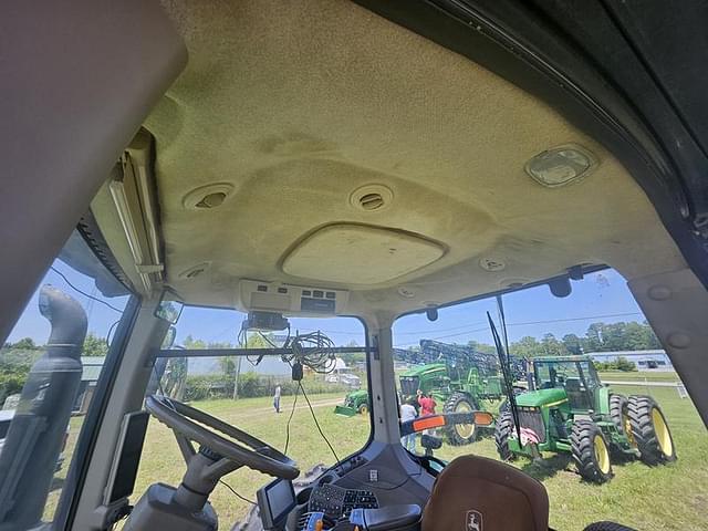 Image of John Deere 8235R equipment image 3