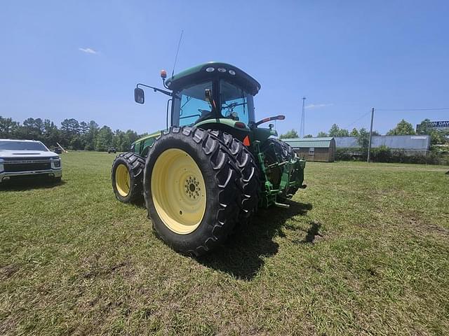Image of John Deere 8235R equipment image 4