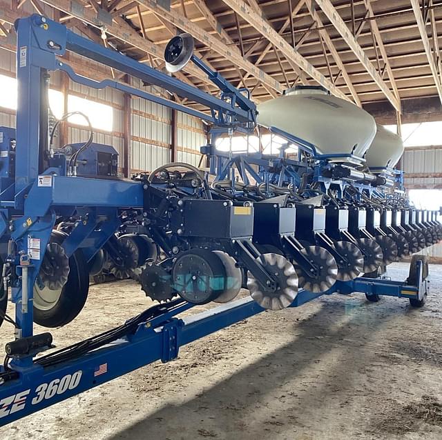 Image of Kinze 3600 equipment image 4