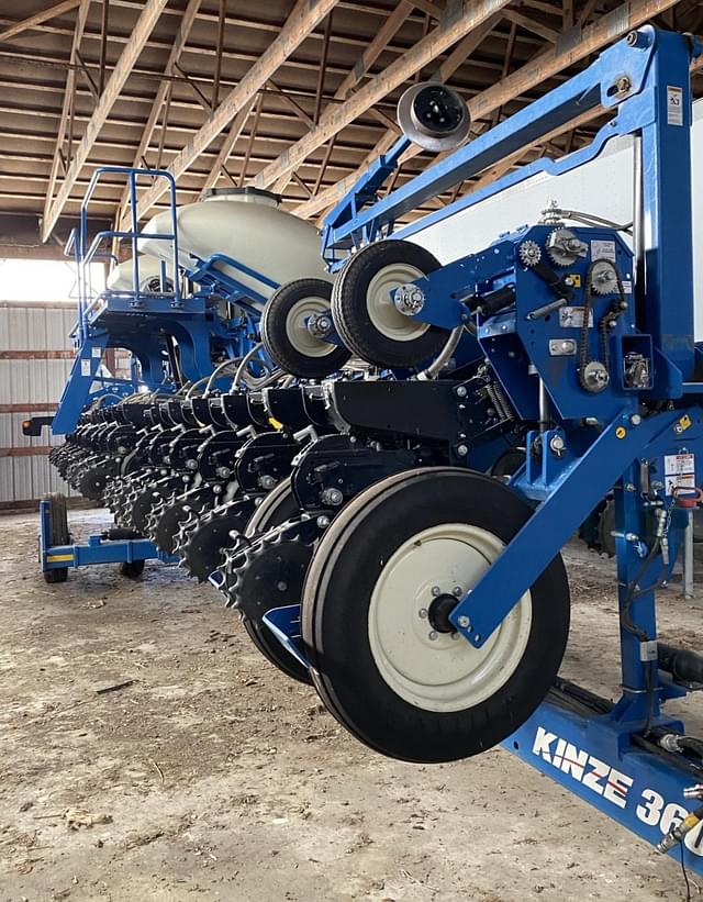 Image of Kinze 3600 equipment image 1