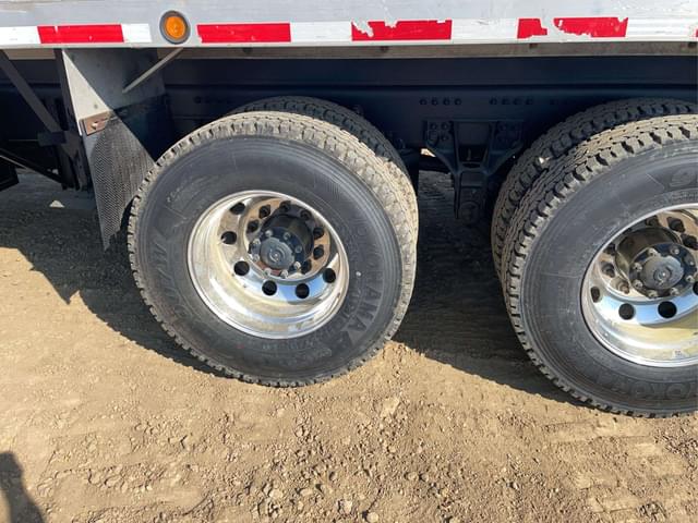Image of Freightliner 114SD equipment image 3