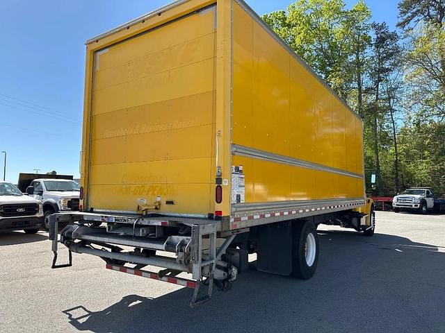 Image of Freightliner M2 106 equipment image 4