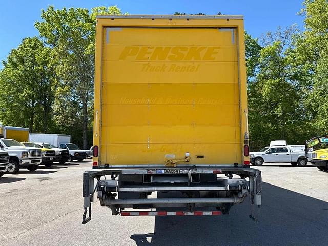 Image of Freightliner M2 106 equipment image 3