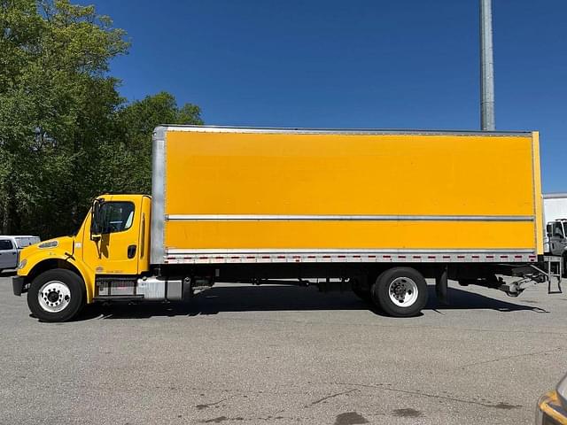 Image of Freightliner M2 106 equipment image 1