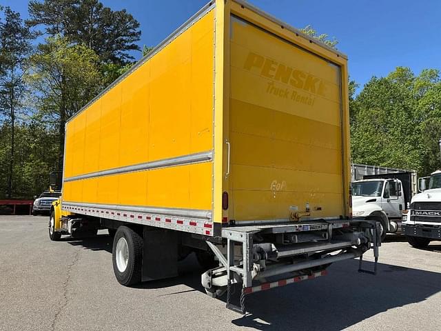 Image of Freightliner M2 106 equipment image 2