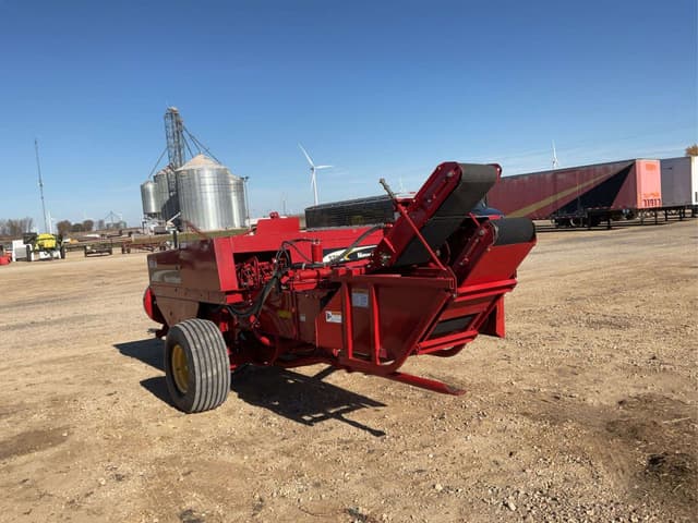 Image of New Holland 570 equipment image 4