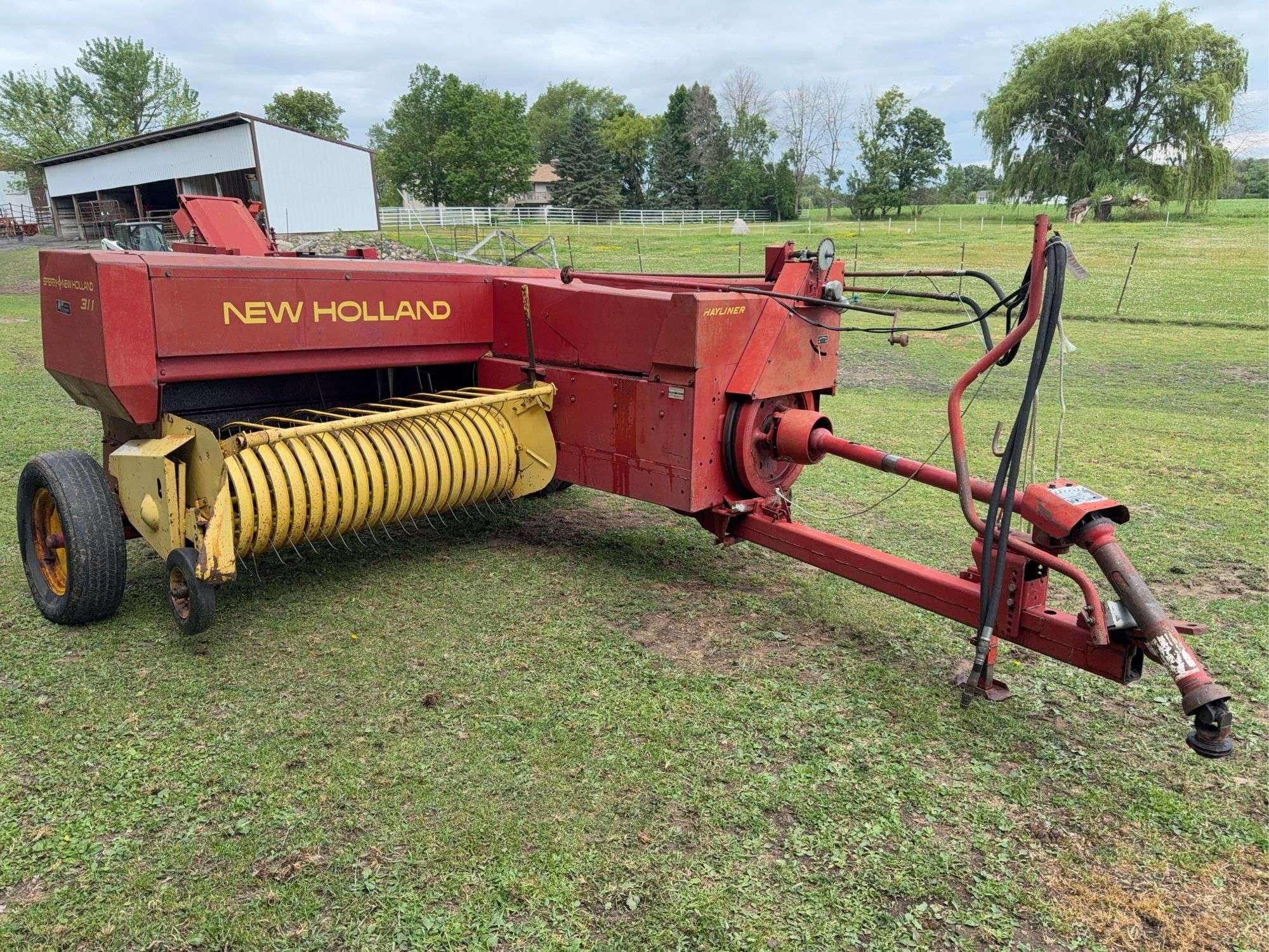 New Holland Hayliner 311 Equipment Image0