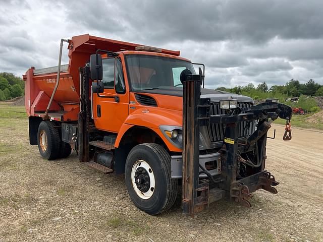 Image of International 7400 equipment image 2