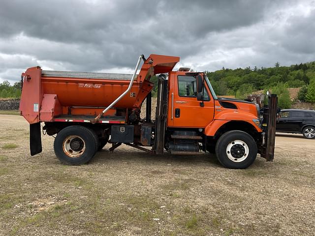 Image of International 7400 equipment image 3