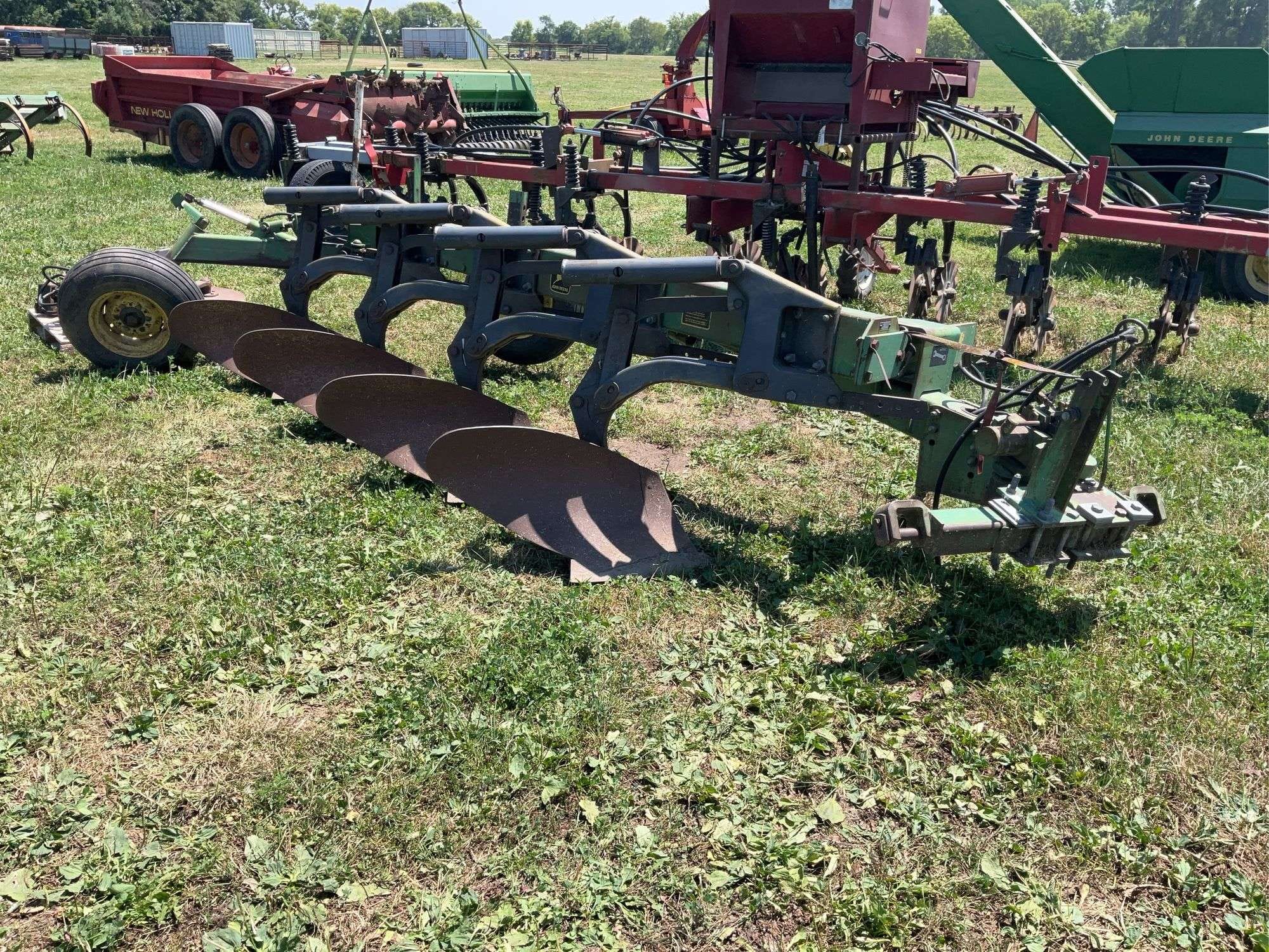 John Deere 2600 Equipment Image0