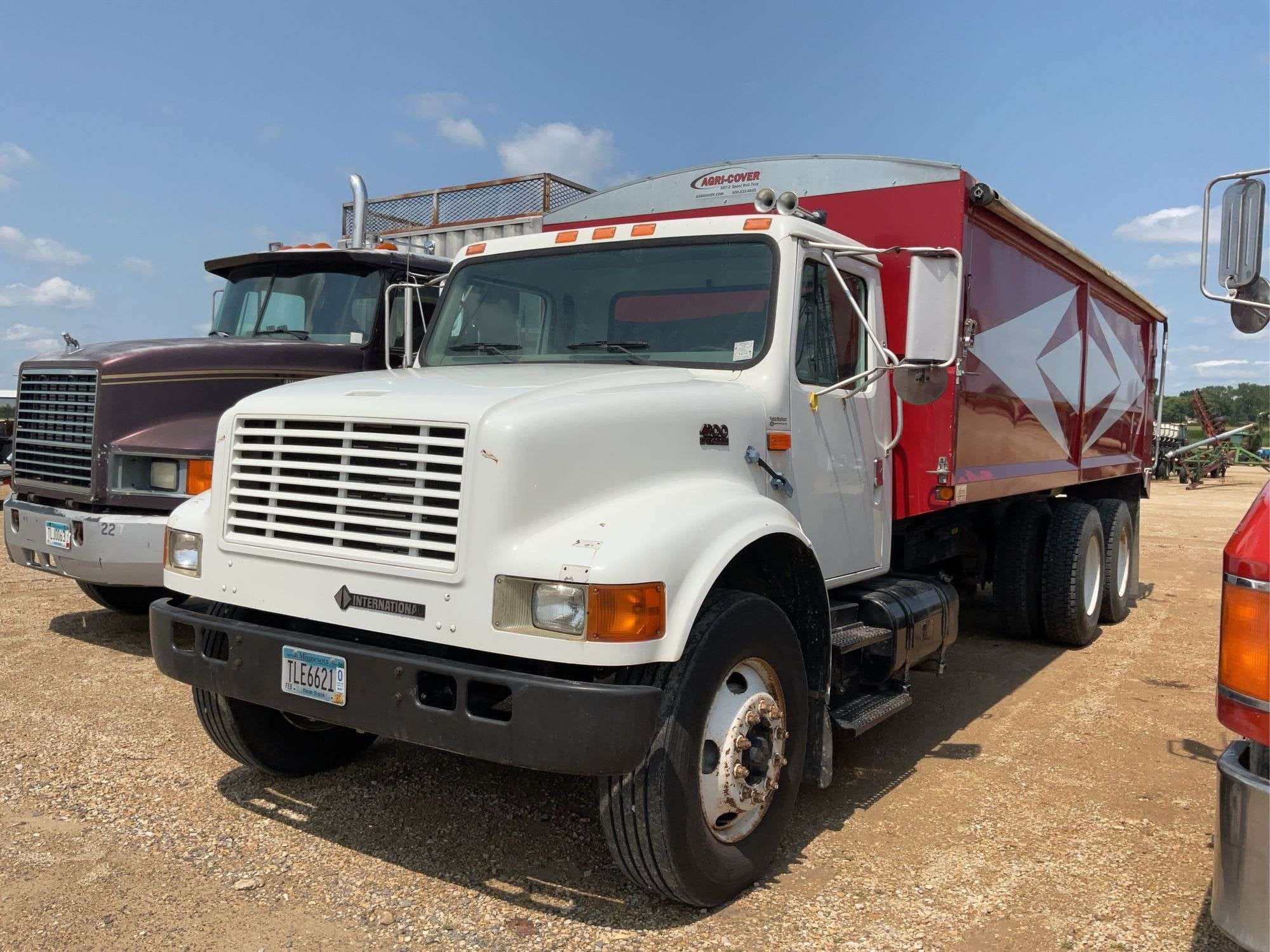 2000 International 4900 Equipment Image0