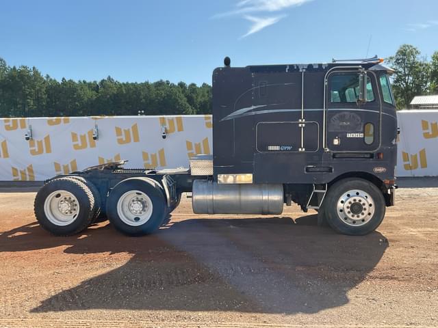 Image of Peterbilt 362 equipment image 3