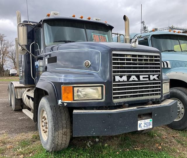 Image of Mack CL733 equipment image 1