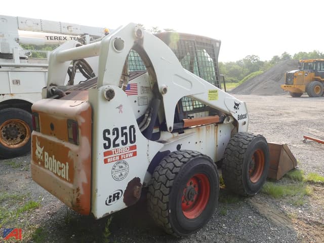 Image of Bobcat S250 equipment image 2