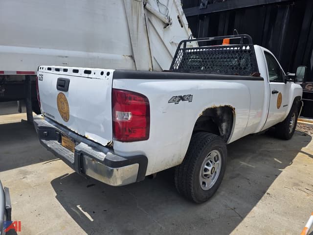 Image of Chevrolet 2500HD equipment image 3