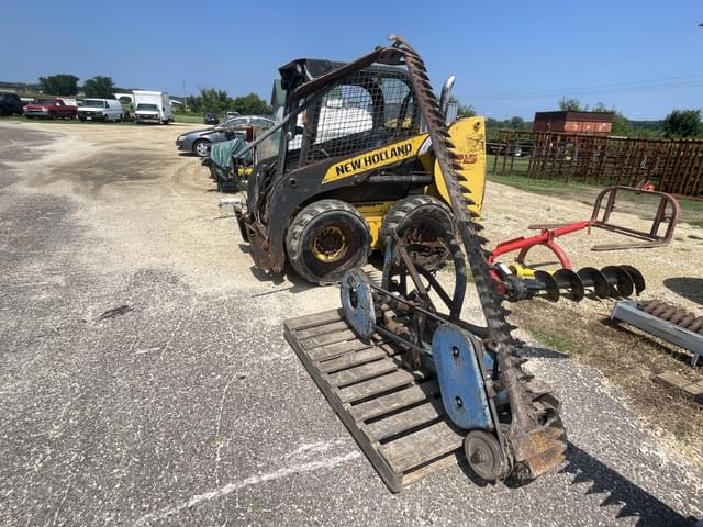 Image of New Holland L215 equipment image 2