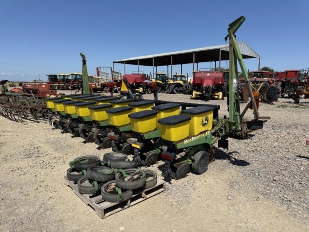 Image of John Deere 1700 Image 1