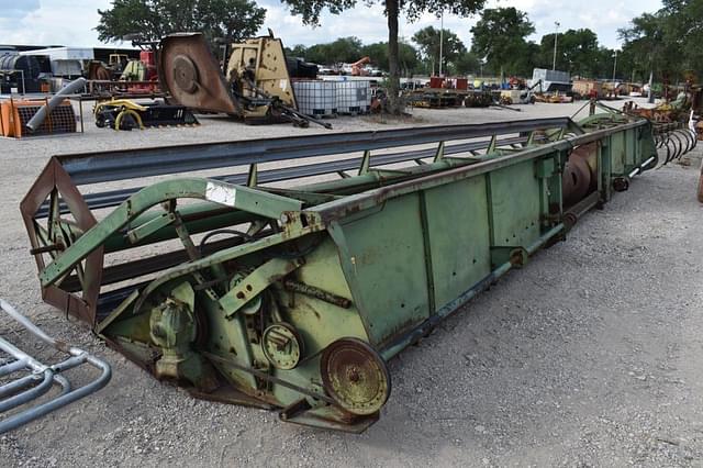 Image of John Deere 224 equipment image 2