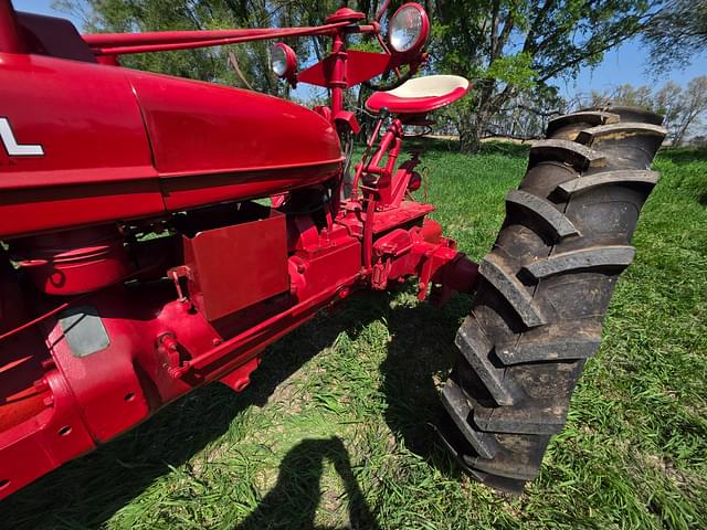 Image of Farmall H equipment image 2