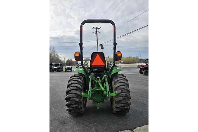 Image of John Deere 3033R equipment image 4