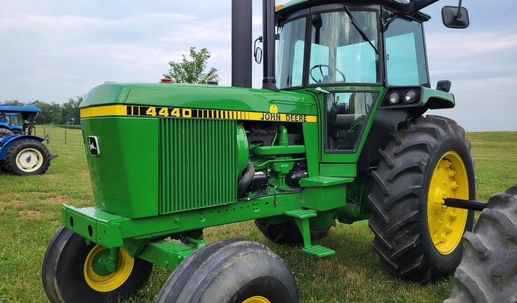 John Deere 4440 Equipment Image0