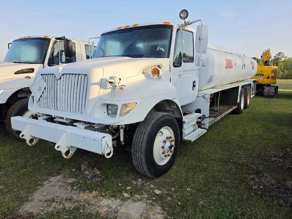 Image of International 7400 Primary image