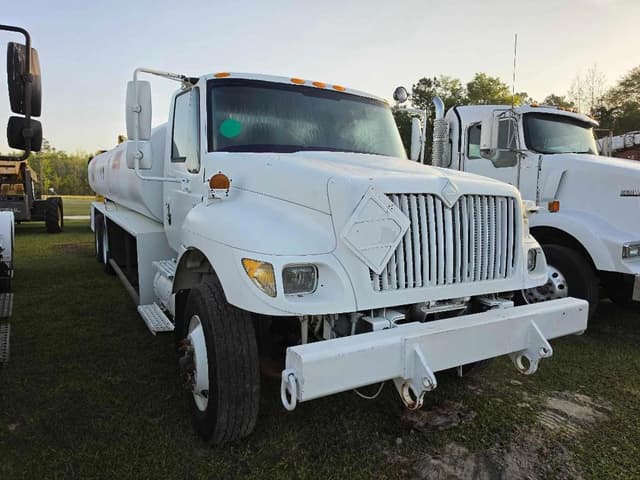 Image of International 7400 equipment image 4