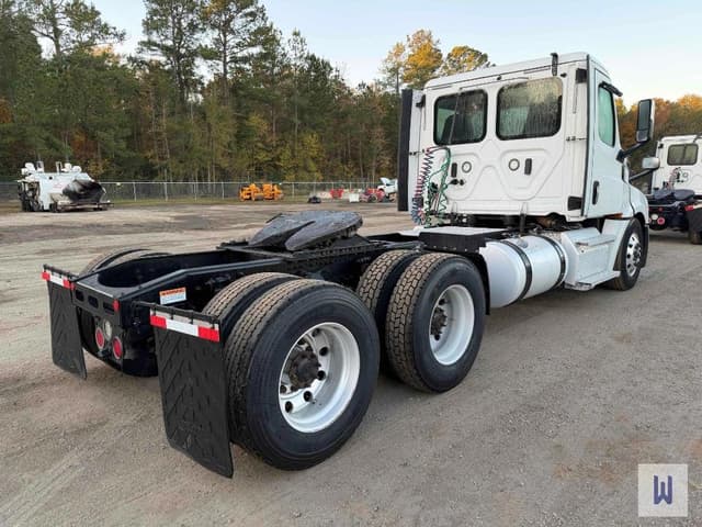 Image of Freightliner Cascadia 126 equipment image 3