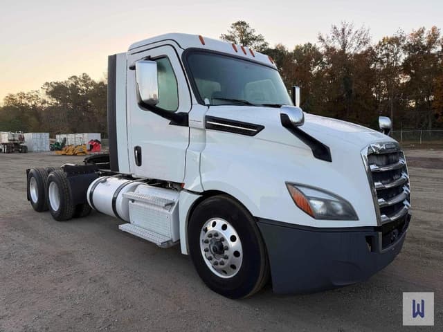 Image of Freightliner Cascadia 126 equipment image 2
