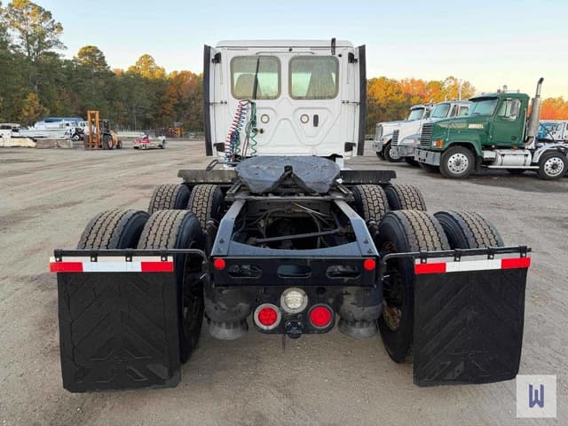 Image of Freightliner Cascadia 126 equipment image 4