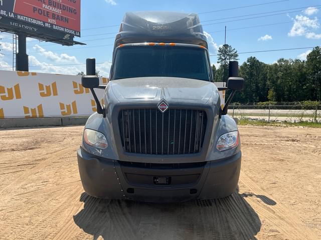 Image of International LT625 equipment image 1