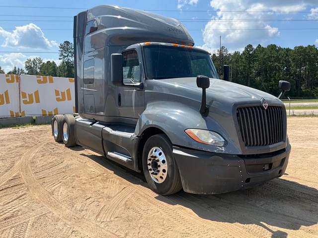 Image of International LT625 equipment image 2