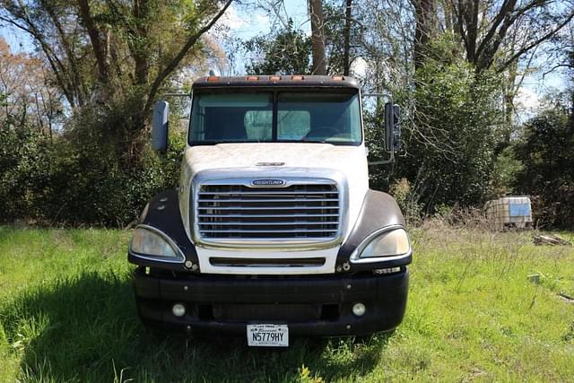 Image of Freightliner Columbia 120 equipment image 1