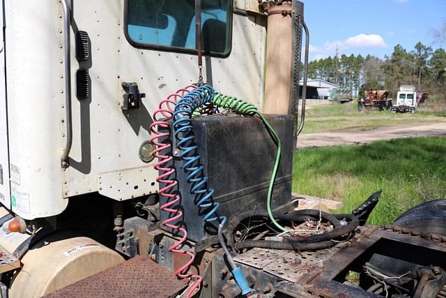 Image of Freightliner Columbia 120 equipment image 3