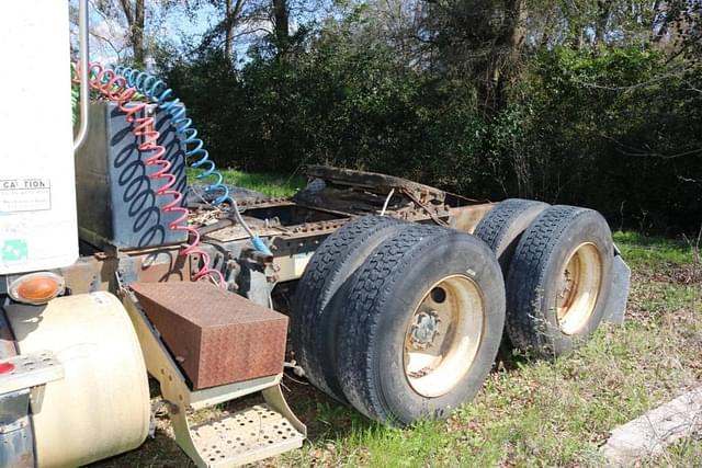 Image of Freightliner Columbia 120 equipment image 2