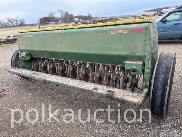 Image of John Deere 8250 equipment image 2