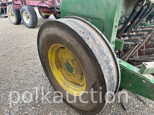 Image of John Deere 8250 equipment image 1