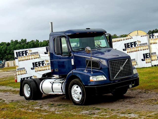 Image of Volvo VNM equipment image 2