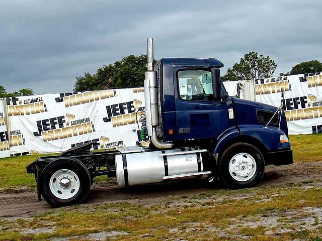 Image of Volvo VNM equipment image 3