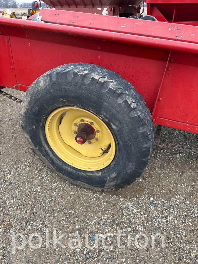 Image of New Holland 329 equipment image 3