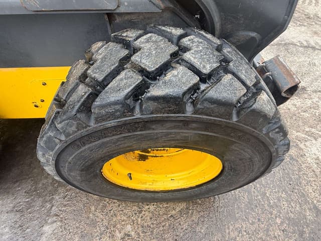 Image of New Holland L230 equipment image 2