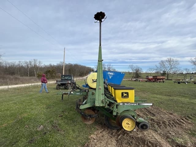 Image of John Deere MaxEmerge 2 equipment image 1