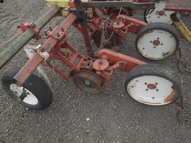 Image of International Harvester 185 equipment image 4