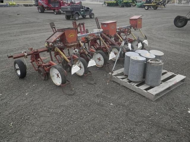 Image of International Harvester 185 equipment image 3