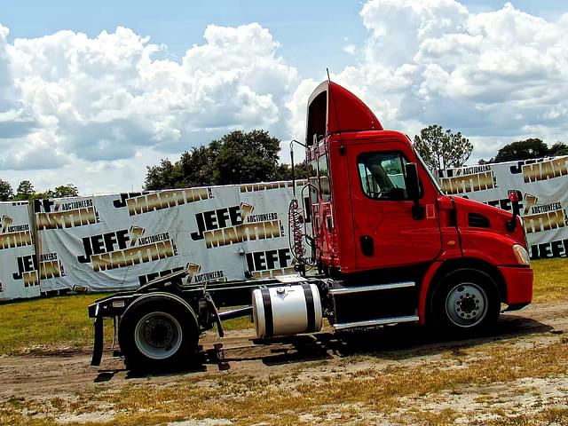 Image of Freightliner Cascadia equipment image 3