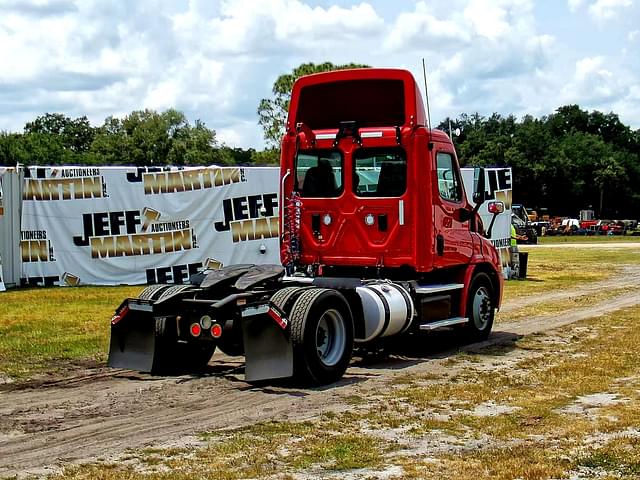 Image of Freightliner Cascadia equipment image 4