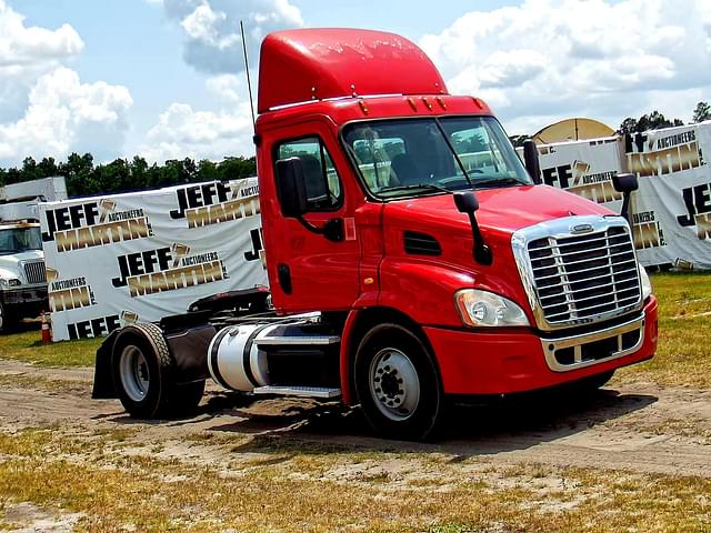 Image of Freightliner Cascadia equipment image 2