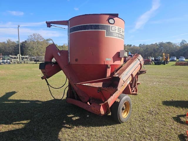 Image of Gehl 125 equipment image 3